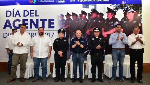 + En el marco de su día social, les fueron entregados reconocimientos por su vocación de servicio. En el marco del día social del Agente Vial, el Ayuntamiento de Colima reconoció y celebró la importante labor de los elementos adscritos a la Dirección de Tránsito Municipal y Seguridad Ciudadana de la comuna capitalina, evento en el que además les fueron otorgados estímulos por antigüedad, así como por su vocación de servicio. Durante el evento, el alcalde de la capital Héctor Insúa García una extendió una felicitación a los agentes de tránsito municipales por su compromiso y por el servicio que brindan a la comunidad y en ese sentido señaló que “hoy la situación que prevalece en nuestro municipio en materia de inseguridad nos obliga a estar alertas, por lo que es importante estar comprometidos y acreditar ese sentido de responsabilidad con acciones ejemplares, notables y heroicas”. Mencionó que esta corporación y todos los que pertenecen al gobierno municipal, “tenemos que trabajar todos los días a la altura de los retos que tenemos por delante, la dificultad de las circunstancias que enfrentamos, pues nuestra comunidad merece volver a ser una de las más seguras del país”. Insúa García invitó a los agentes municipales a continuar con ese esfuerzo y esa vocación de servicio, “no solamente por honrar el uniforme que portan, sino también por sus hijos, por sus familias y por hacer de colima una ciudad segura que todos los que aquí vivimos nos merecemos”. Por su parte, el director general de Tránsito Municipal y Seguridad Ciudadana Roberto García Avendaño, indicó que para los años que vendrán es importante que todas y todos pongamos nuestro mejor empeño para transformarnos como personas, como servidores públicos y sobre todo para ofrecer una atención cada vez mejor a la ciudad y hacer de ella un lugar más digno para vivir”. En el evento se contó con la presencia en presídium, del secretario del Ayuntamiento de Colima, Francisco Santana Roldan; el director del Instituto de Planeación para el Municipio de Colima (IPCO), Jesús Ríos Aguilar; el director operativo de Tránsito Municipal y Seguridad Ciudadana, Ernesto Valencia, así como los agentes María Eugenia Alonso Ramírez y Carlos Romero Montejo, en representación del cuerpo de vialidad. Colima, Col., 20 de diciembre de 2017.