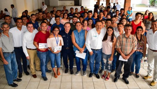 estudiantes-de-comunidades-de-la-capital-recibieron-becas-3x1-para-migrantes-2017