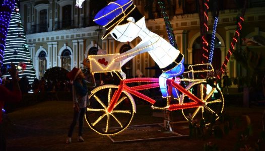 Finaliza la temporada navideña y con ella concluye el espectáculo luminoso “La Ciudad de las Luces”, mismo que desde el pasado 30 de noviembre se encuentra ubicado en el jardín Gregorio Torres Quintero del Centro de la capital; esta segunda edición concluirá este domingo 07 de enero, por lo que el Ayuntamiento de Colima invita a la población a que disfrute de las más de 30 figuras navideñas que hacen de este espacio público un lugar propicio para la convivencia y encuentro de las familias. Colima, Colima. 06 de enero de 2018.