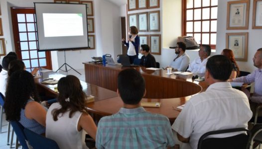 + La estrategia de Resiliencia de la Comuna capitalina traerá ahorros económicos en materia, tanto de infraestructura urbana, como de calidad en el ejercicio de los servicios públicos. Como parte de la conformación de la Estrategia de Resiliencia para la ciudad de Colima, el director general de Resiliencia del Ayuntamiento de Colima, Jorge Adrián Ortiz Moreno, dio a conocer que uno de los elementos centrales en el tema, tiene que ver con el estudio del crecimiento urbano, “seguir creciendo con baja densidad y de manera desorganizada no solo fomenta el crecimiento de la ciudad como tal, sino que representa un gran costo económico, consecuencias ambientales y otras problemáticas, es por ello que con base en este pronóstico, queremos sugerir que el crecimiento sea de una forma más compacta”. Por lo anterior, dijo que con apoyo de la organización internacional 100 Ciudades Resilientes y la consultoría Capital Sustentable, se está realizando “un estudio dirigido a la evaluación de diferentes escenarios de desarrollo urbano con vista al año 2030, el cual nos muestra qué pasará en la zona metropolitana si continúa creciendo como lo ha hecho en los últimos 20 años y el costo que esto representa para la ciudad; por esa razón, consideramos que un crecimiento a nivel metropolitano bien organizado, representará importantes ahorros económicos en materia, tanto de infraestructura urbana, como de calidad en el ejercicio de los servicios públicos municipales”. Ortiz Moreno mencionó que para obtener un análisis más completo de este tema, se han realizado reuniones de trabajo con representantes de los diferentes sectores involucrados, con la finalidad de obtener recomendaciones puntuales acerca de los proyectos que se deben incluir en dicha estrategia; “para estos trabajos se contó con la participación de representantes de la Junta Coordinadora Empresarial, Secretaría de Movilidad (SEMOV), Ayuntamiento de Villa de Álvarez, así como representantes de diferentes áreas del Ayuntamiento de Colima, como el Instituto de Planeación para el Municipio de Colima (IPCO), dirección de Desarrollo Urbano, Ecología y Catastro”. Señaló que la Estrategia de Resiliencia se encuentra en su etapa final referente a su construcción, “actualmente ya se está redactando el documento, también se está estructurando la agenda con una serie de proyectos e iniciativas que se van a recomendar, lo que sigue es esperar a que los consultores terminen el proyecto y nos entreguen un reporte con recomendaciones a finales de este mes, mismo que se habrá de incorporar a este plan de trabajo”. Colima, Col., 16 de agosto de 2018.